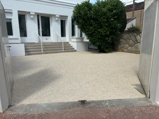 entrée maison avec gravier